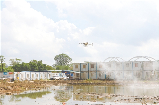 區(qū)住房城鄉(xiāng)建設(shè)局聯(lián)合轄區(qū)企業(yè)開展無人機(jī)高空全域消殺行動(dòng)。圖為無人機(jī)在潮連街道進(jìn)行消殺。劉淑君