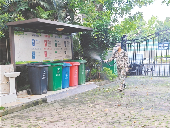 蓬江區(qū)直民兵應(yīng)急成蚊消殺隊(duì)在環(huán)市街道開展消殺工作。任佳燕