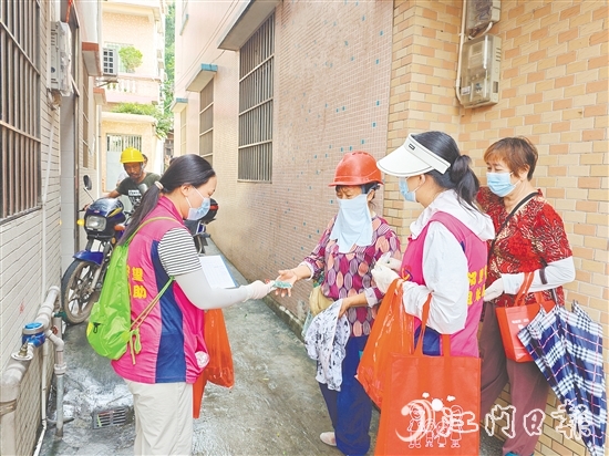 巾幗志愿者宣傳防蚊知識(shí)，發(fā)放滅蚊用品。