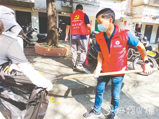 僑界志愿者下沉社區(qū)開(kāi)展滅蚊防蚊專項(xiàng)行動(dòng)。