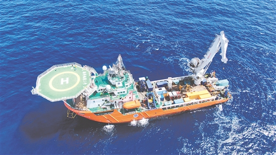 江企建造的“海洋地質(zhì)二號(hào)”科考船在南海北部進(jìn)行“源火”采集。