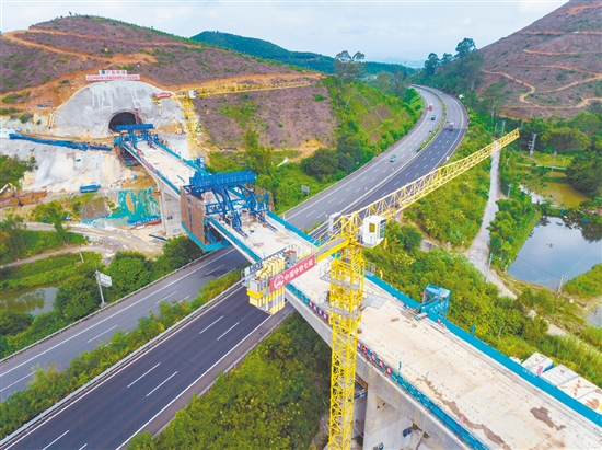 本次合龍的跨G94高速公路大橋總長314.5米，采用鋼管柱支架法現(xiàn)澆施工，實現(xiàn)了安全高效施工與保障公路暢通的雙重目標(biāo)。