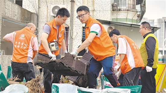 市工商聯(lián)組織商協(xié)會(huì)、企業(yè)志愿服務(wù)隊(duì)到社區(qū)協(xié)助清理垃圾。