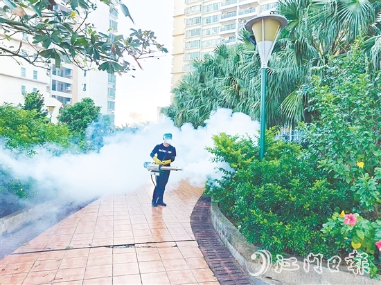 東成鎮(zhèn)錦江社區(qū)專(zhuān)職網(wǎng)格員張寶瑜對(duì)小區(qū)樓道、垃圾收集點(diǎn)及公共區(qū)域進(jìn)行全面消殺。