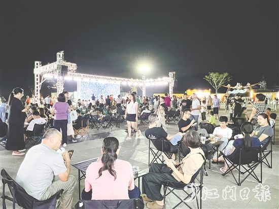 夜幕降臨，恩平體育公園旁的“僑鄉(xiāng)夜瀾”夜市逐漸熱鬧起來。