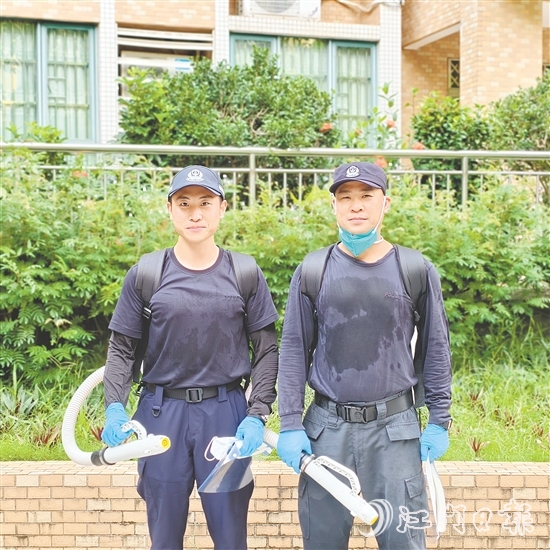 陳明耀（右）、詹自濠（左）每日奮戰(zhàn)在防疫工作一線。