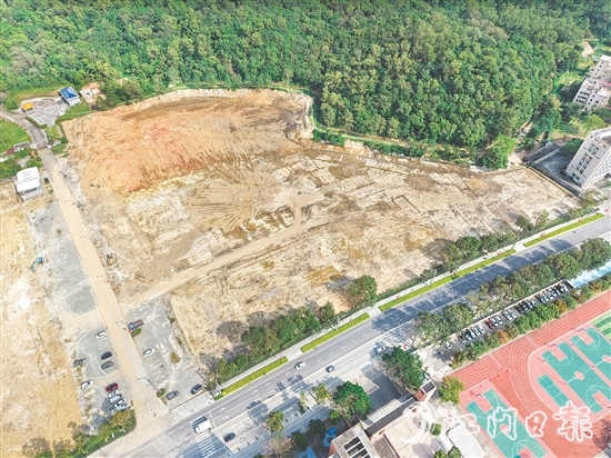 整改后：平整后的空地可用作臨時停車場，緩解上下學高峰期，學校周邊的交通壓力。