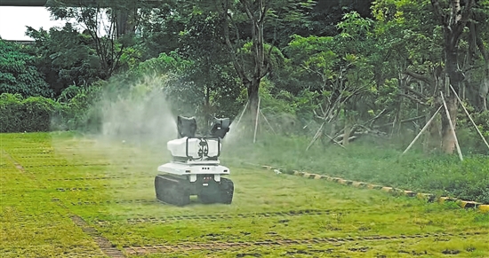 江門產(chǎn)研院聯(lián)合相關(guān)機(jī)構(gòu)研發(fā)的履帶式室外智能噴灑滅蚊自動(dòng)化設(shè)備已投入使用。