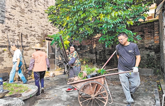 村民合力整治衛(wèi)生黑點，清運堆積雜物。