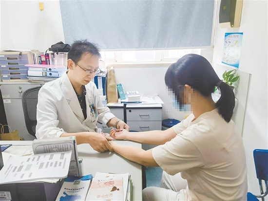 出現(xiàn)針刺樣、燒灼樣、電擊樣等疼痛癥狀要及時(shí)就醫(yī)。