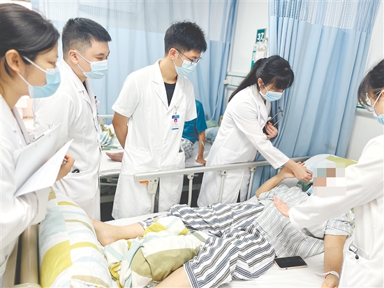 醫(yī)生為患者檢查身體。