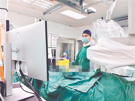 醫(yī)生對(duì)患者進(jìn)行手術(shù)。