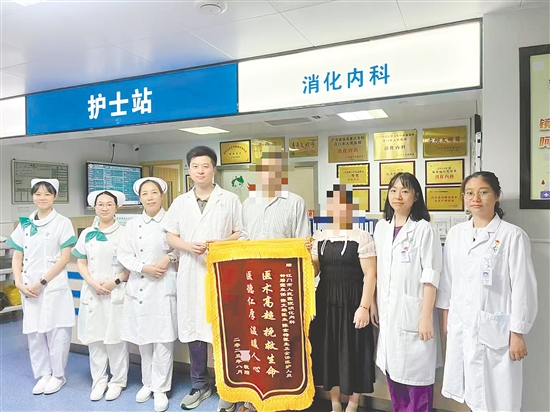 患者家屬送上錦旗。