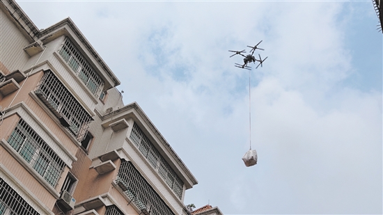 應(yīng)急救援無(wú)人機(jī)將樓頂打包好的垃圾安全吊運(yùn)至地面，極大提升了清運(yùn)效率。