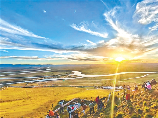 當(dāng)下正是賞秋游的好時(shí)節(jié)。圖為四川黃河九曲第一灣秋景。