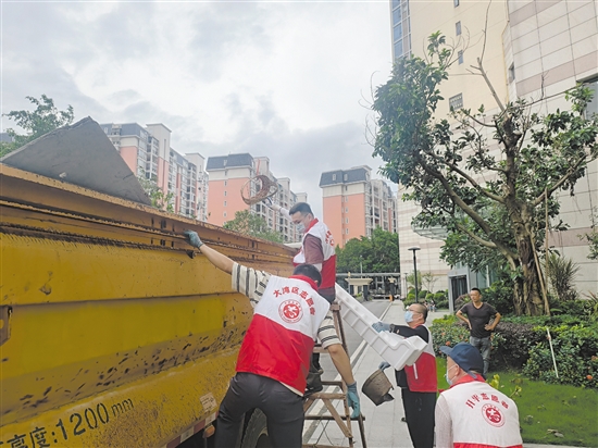 開平文聯(lián)志愿者下沉社區(qū)，協(xié)助清理垃圾，消除蚊蟲孳生地。