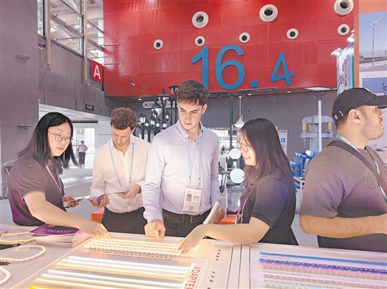 第138屆廣交會上，一家江門企業(yè)帶來的無頻閃燈帶吸引到不少客商駐足了解。