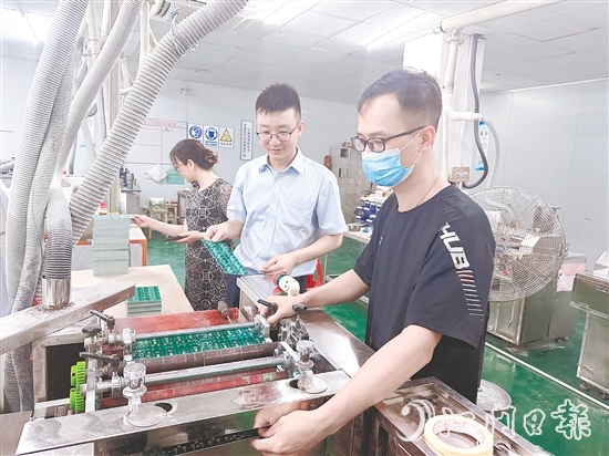 江門建行工作人員走訪企業(yè)，積極對(duì)接企業(yè)融資需求。