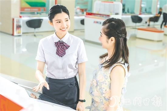 江門農(nóng)商銀行不斷提升服務(wù)水平，為地方經(jīng)濟(jì)發(fā)展提供強(qiáng)有力的金融保障。