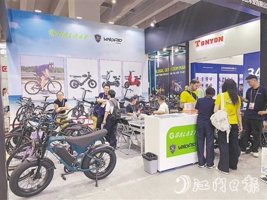 鶴山市格萊仕車業(yè)有限公司展位上，客商云集。