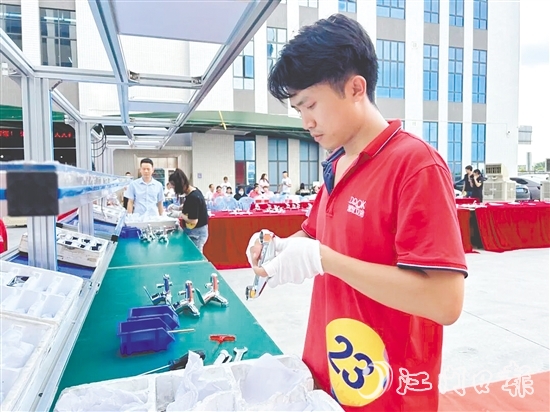 比賽現(xiàn)場(chǎng)，參賽選手們紛紛亮出“看家本領(lǐng)”。