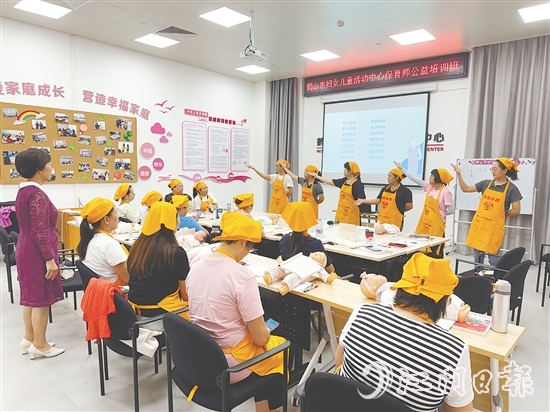 講師團(tuán)隊(duì)將專業(yè)知識(shí)轉(zhuǎn)化為實(shí)用技能。