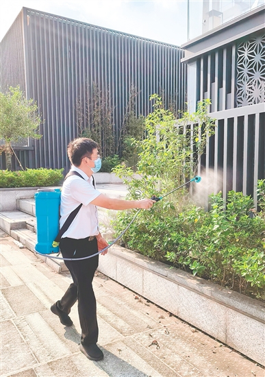 健威廣場(chǎng)工作人員對(duì)商場(chǎng)周邊環(huán)境進(jìn)行消殺，減少蚊蟲孳生。