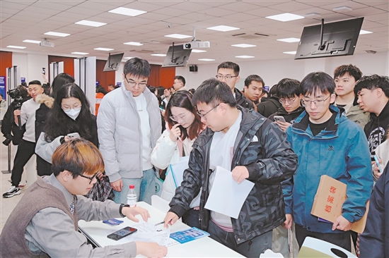 海目星、嘉士利、長優(yōu)實業(yè)等江門優(yōu)質(zhì)企業(yè)獲青睞，招聘展位吸引了不少學子前來投遞簡歷。