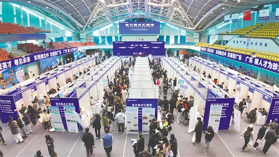 招聘現(xiàn)場人頭攢動，共吸引2895名黑龍江學(xué)子入場。