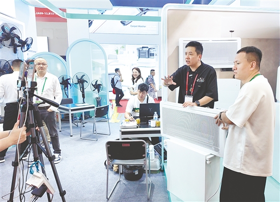 廣交會(huì)上，蓬江企業(yè)小崧科技直播帶貨。