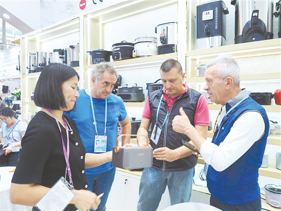 江門市南光電器實(shí)業(yè)有限公司展位上，來自澳大利亞的客商一眼就相中了便攜式加熱便當(dāng)盒。張澤彬