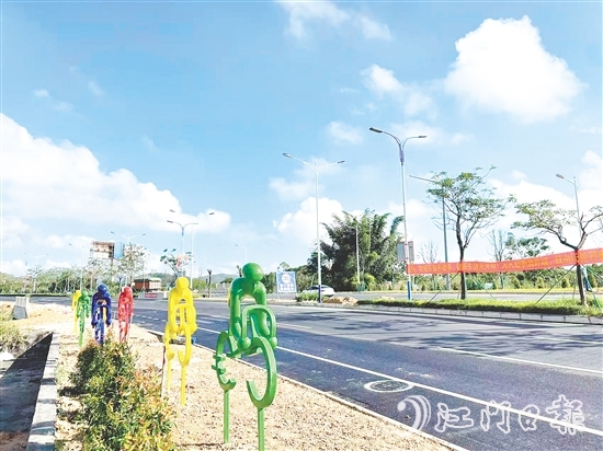 色彩明快的“騎行人”雕塑亮相，動(dòng)感十足的造型成為城市入口的吸睛風(fēng)景。