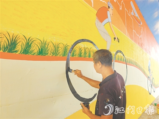 水泥墻面被色彩豐富的巨型壁畫所取代，成為一道亮眼的風景線。