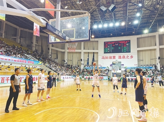 廣東女籃（白色球衣）與北京女籃展開對決，為球迷獻上一場體育盛宴。