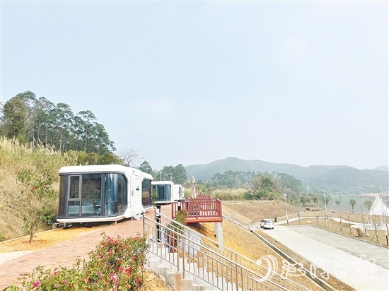 ▲圍繞藍田水閘打造的休閑場景更讓人流連忘返。圖為太空艙民宿。