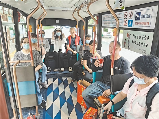 公交車化身“流動驛站”，成為防疫一線人員的后勤服務陣地。