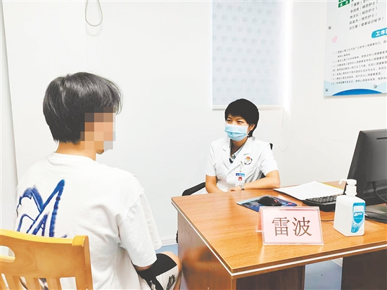 心理醫(yī)生為來訪者提供建議。