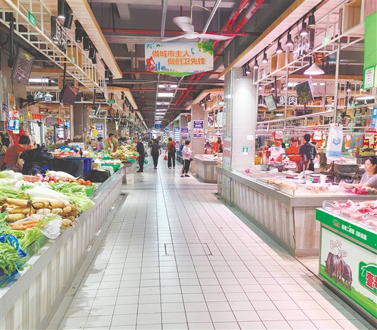 蓬江市場(chǎng)內(nèi)光線明亮，通道寬敞，無(wú)論是蔬菜區(qū)還是水產(chǎn)區(qū)，地面都干凈整潔。