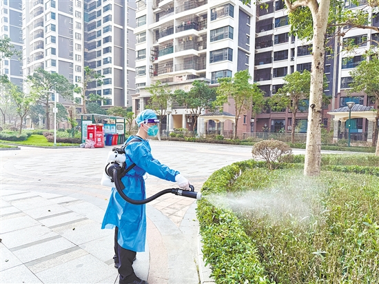 開(kāi)平邊檢站積極助力我市防蚊滅蚊，對(duì)灌木叢根部、排水溝等隱蔽點(diǎn)位噴灑藥劑。