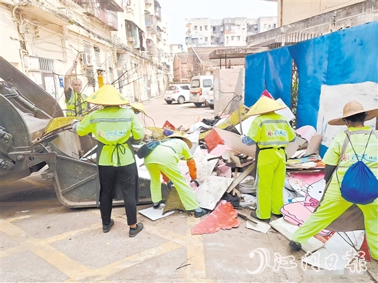 針對(duì)重點(diǎn)場(chǎng)所，區(qū)城市管理綜合執(zhí)法局統(tǒng)籌應(yīng)急力量開(kāi)展專(zhuān)項(xiàng)行動(dòng)。圖為環(huán)衛(wèi)工人正在清運(yùn)垃圾。