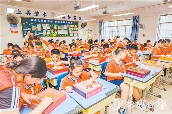 學(xué)生充分發(fā)揮創(chuàng)意，將廢舊月餅盒變廢為寶，制作成時(shí)鐘表盤、冰箱貼等。