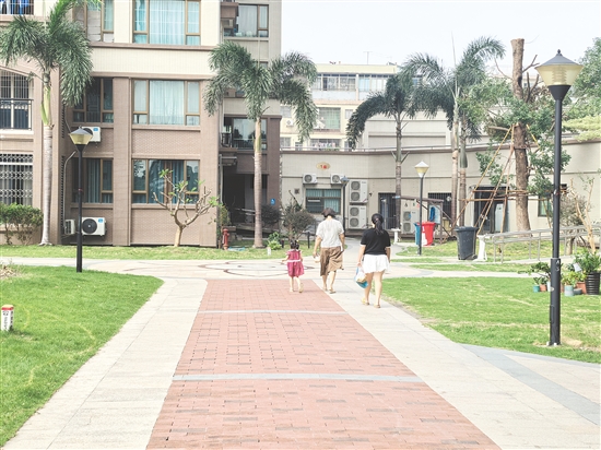 南湖灣小區(qū)打造“無蚊”環(huán)境，居民安心在小區(qū)內(nèi)散步。