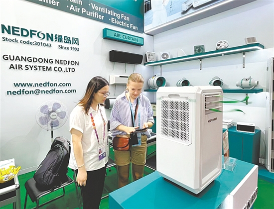 臺山參展企業(yè)的創(chuàng)新產(chǎn)品受到眾多外國客商的青睞，使企業(yè)在激烈的市場競爭中脫穎而出。