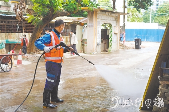 區(qū)環(huán)境整治組在環(huán)市街道里村社區(qū)開展清潔活動。