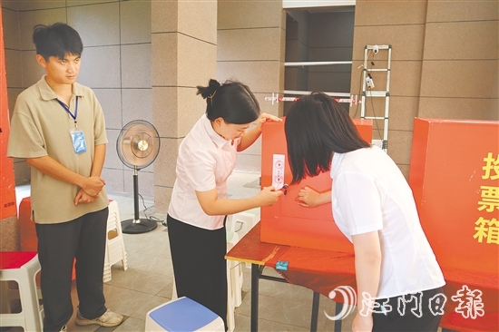 公證員拆封投票箱。