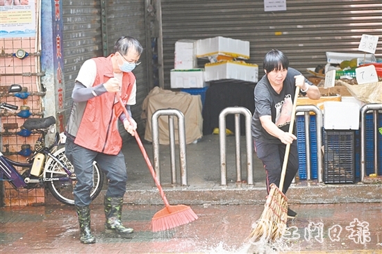 市民與志愿者一同清掃街道。