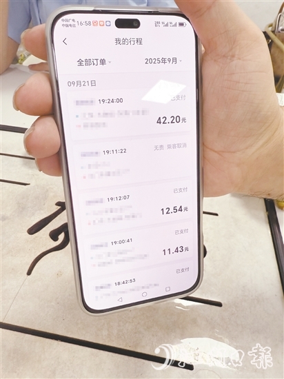 郭繼南展示網(wǎng)約車訂單。