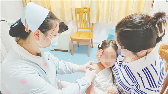 醫(yī)護(hù)人員為孩子接種流感疫苗。