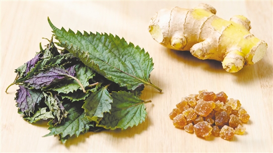 紫蘇和生姜搭配，既能護(hù)脾胃，又能解膩去腥，堪稱吃蟹的“黃金茶飲”。