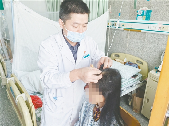 醫(yī)生為患者進行針灸治療。